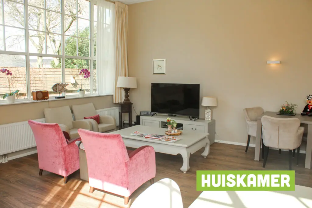 Een foto van de gezellige en knusse inrichting van Het Hofstedehuis waar mensen met dementie kleinschalig wonen, anders dan in een verzorgingshuis