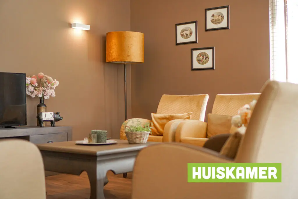 Een foto van de gezellige en knusse inrichting van Het Rijnhuis waar mensen met dementie kleinschalig wonen, anders dan in een verzorgingshuis