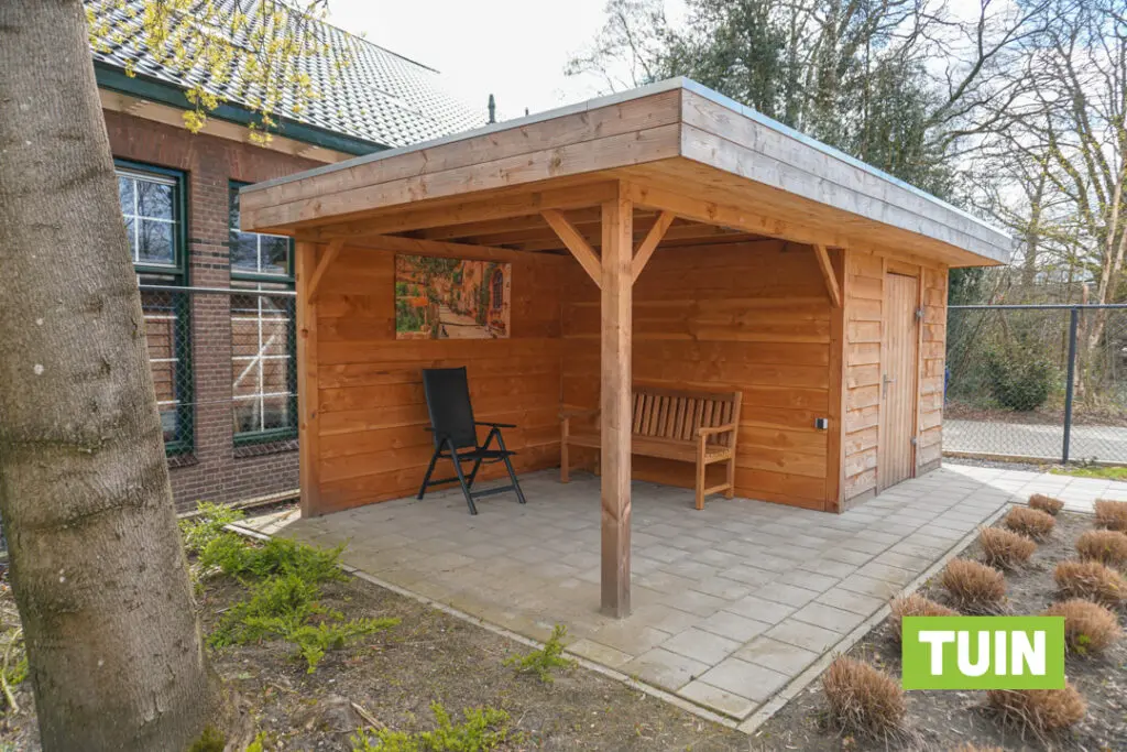 Een foto van de tuin van Het Rijnhuis van Dagelijks Leven waar mensen met dementie kleinschalig en betaalbaar wonen in een particuliere zorginstelling