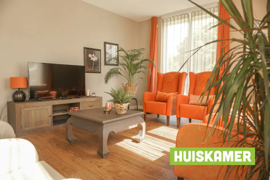 Een foto van de gezellige en knusse inrichting van Het Anjerhuis waar mensen met dementie kleinschalig wonen, anders dan in een verzorgingshuis