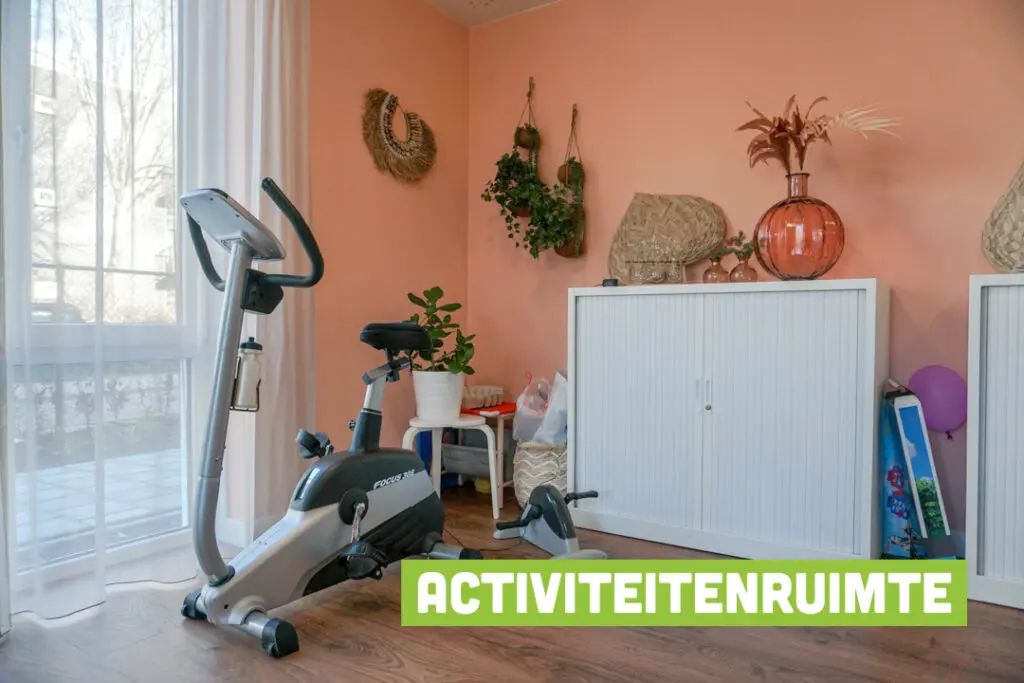 Een foto van de gezellige en knusse inrichting van Het Braassemhuis waar mensen met dementie kleinschalig wonen, anders dan in een verzorgingshuis