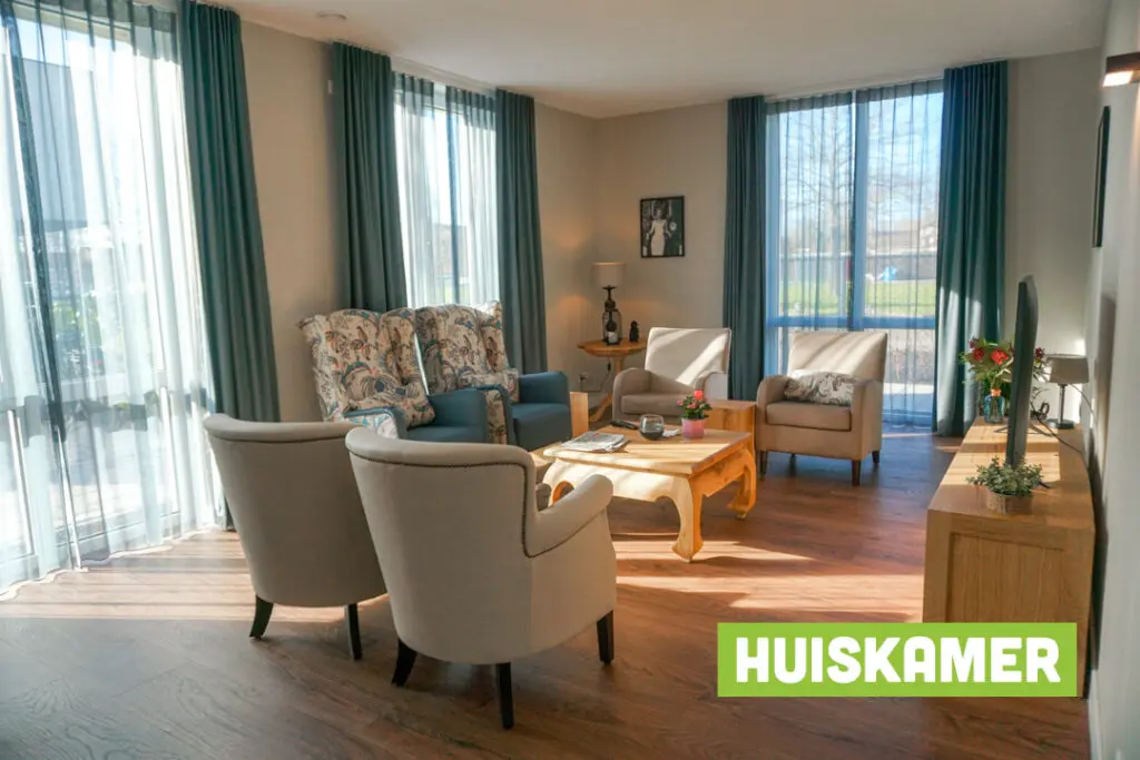 Een foto van de gezellige en knusse inrichting van Het Braassemhuis waar mensen met dementie kleinschalig wonen, anders dan in een verzorgingshuis