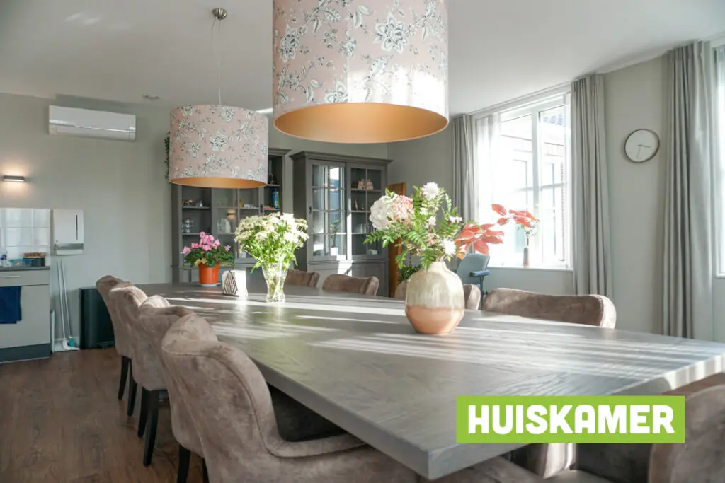 Een foto van de gezellige en knusse inrichting van Het Braassemhuis waar mensen met dementie kleinschalig wonen, anders dan in een verzorgingshuis