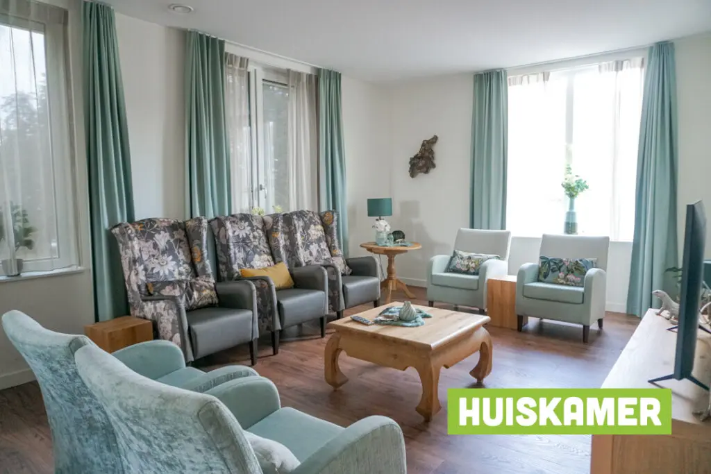 Een foto van de gezellige en knusse inrichting van Het Ruremundehuis waar mensen met dementie kleinschalig wonen, anders dan in een verzorgingshuis