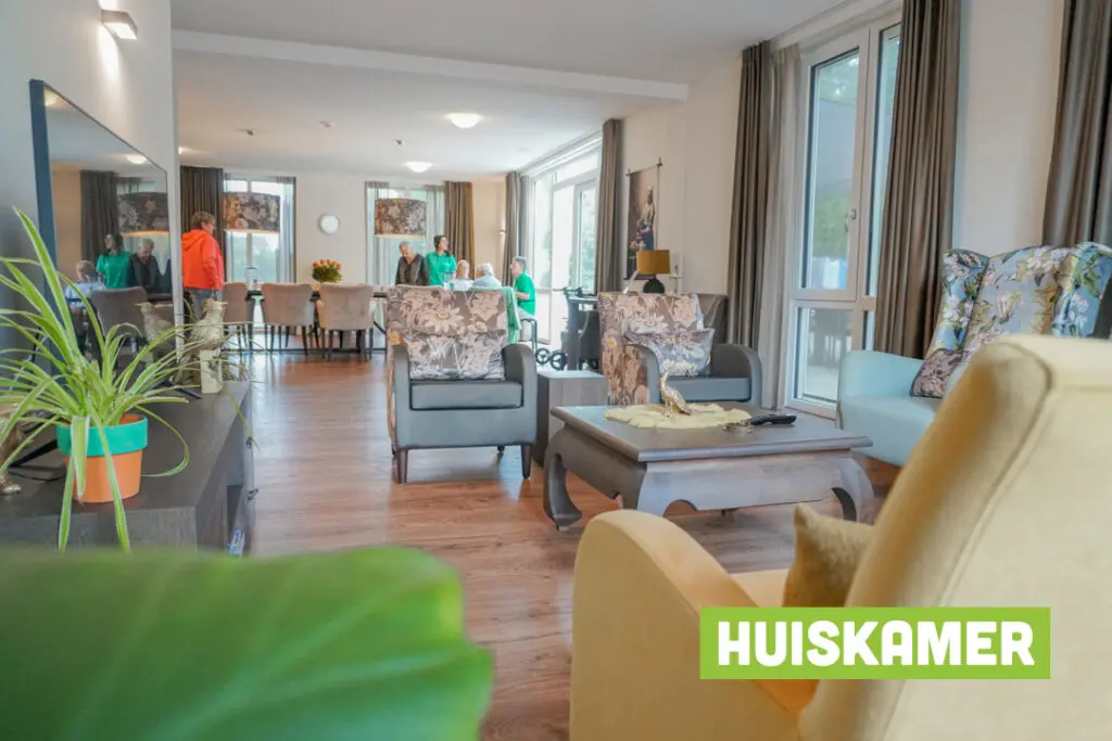 Een foto van de gezellige en knusse inrichting van Het Ruremundehuis waar mensen met dementie kleinschalig wonen, anders dan in een verzorgingshuis