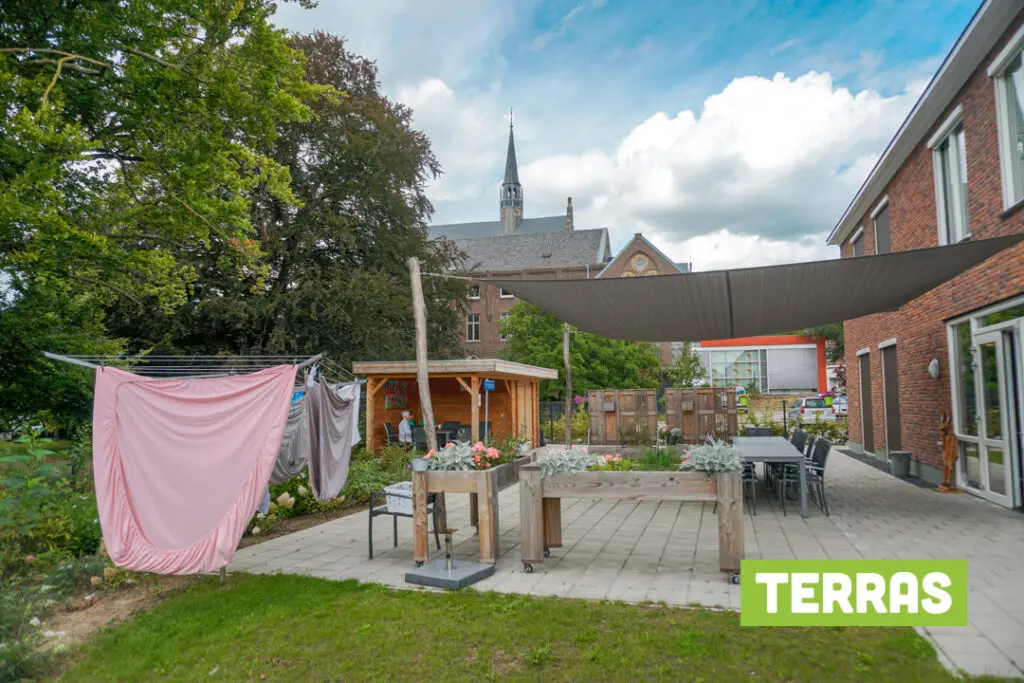 Een foto van de tuin van Het Ruremundehuis van Dagelijks Leven waar mensen met dementie kleinschalig en betaalbaar wonen in een particuliere zorginstelling