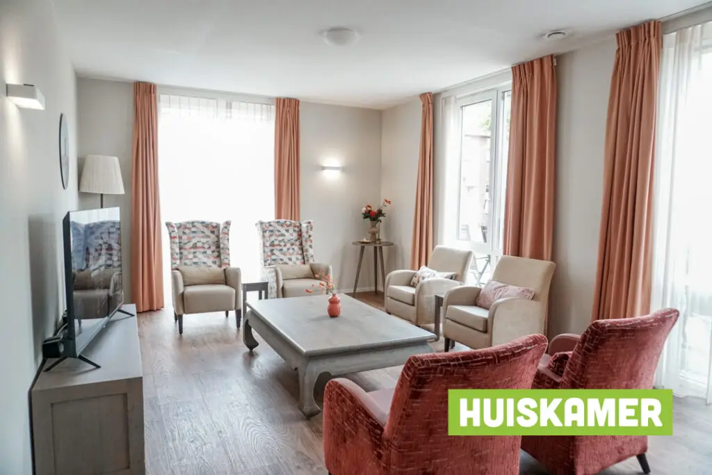 Een foto van de gezellige en knusse inrichting van Het Beatrixhuis waar mensen met dementie kleinschalig wonen, anders dan in een verzorgingshuis