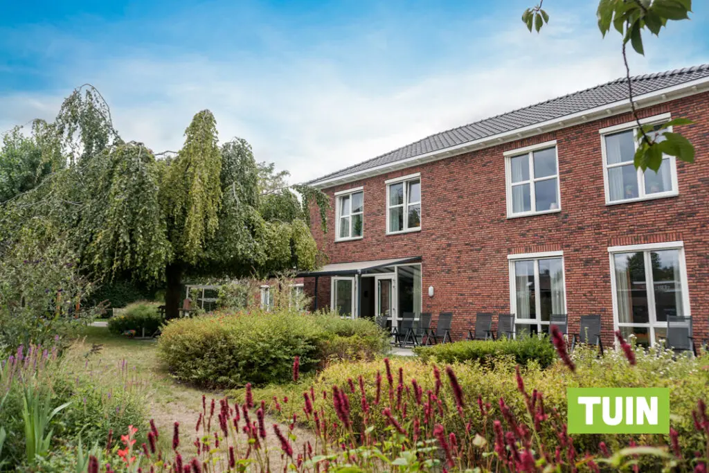 Een foto van de tuin van Het Beatrixhuis van Dagelijks Leven waar mensen met dementie kleinschalig en betaalbaar wonen in een particuliere zorginstelling