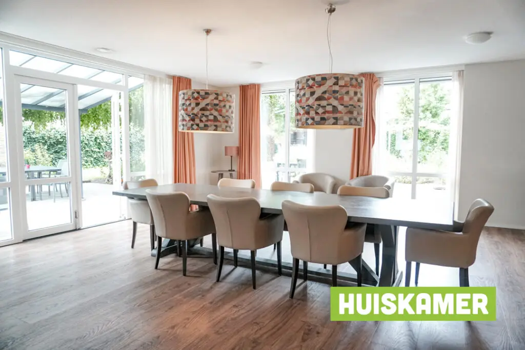 Een foto van de gezellige en knusse inrichting van Het Beatrixhuis waar mensen met dementie kleinschalig wonen, anders dan in een verzorgingshuis