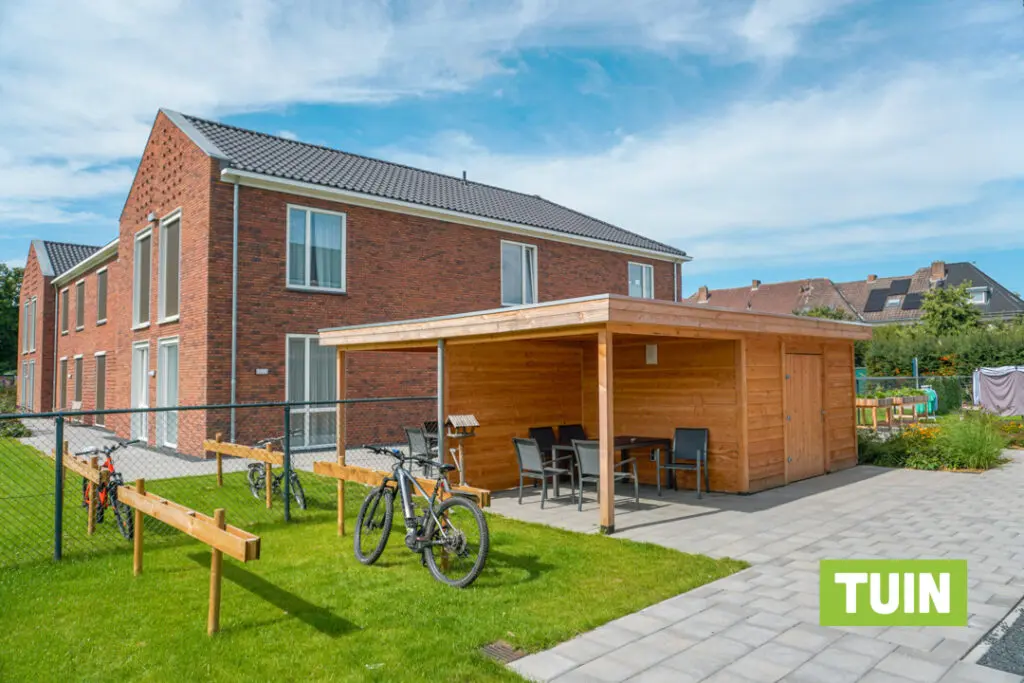 Een foto van de tuin van Het Roufshuis van Dagelijks Leven waar mensen met dementie kleinschalig en betaalbaar wonen in een particuliere zorginstelling