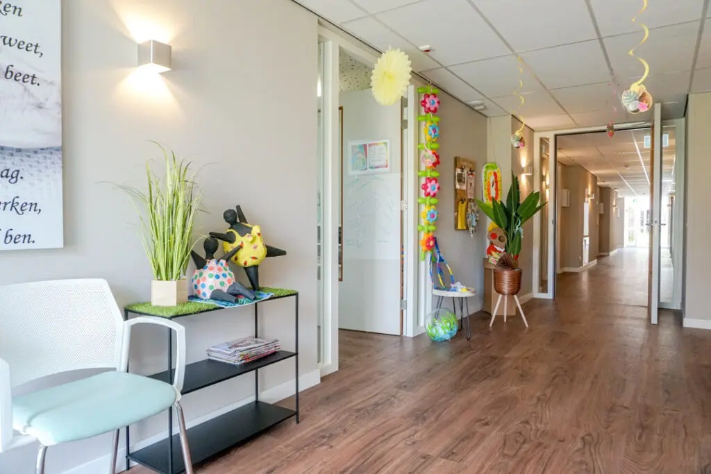 Een foto van de gezellige en knusse inrichting van Het Roufshuis waar mensen met dementie kleinschalig wonen, anders dan in een verzorgingshuis