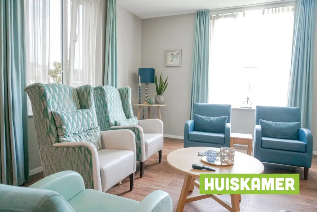 Een foto van de gezellige en knusse inrichting van Het Roufshuis waar mensen met dementie kleinschalig wonen, anders dan in een verzorgingshuis