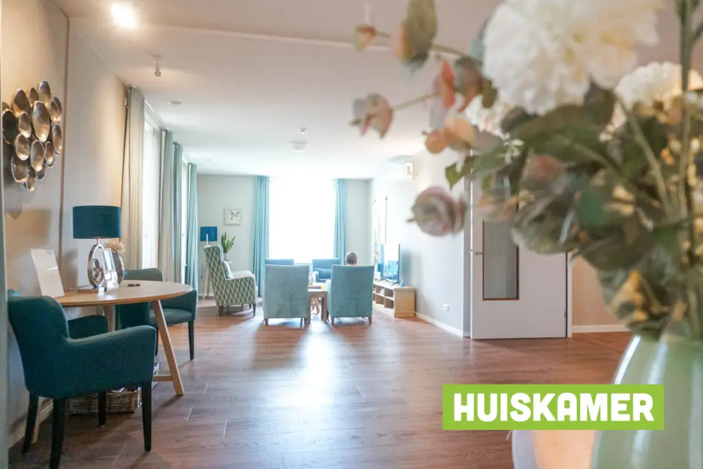 Een foto van de gezellige en knusse inrichting van Het Roufshuis waar mensen met dementie kleinschalig wonen, anders dan in een verzorgingshuis