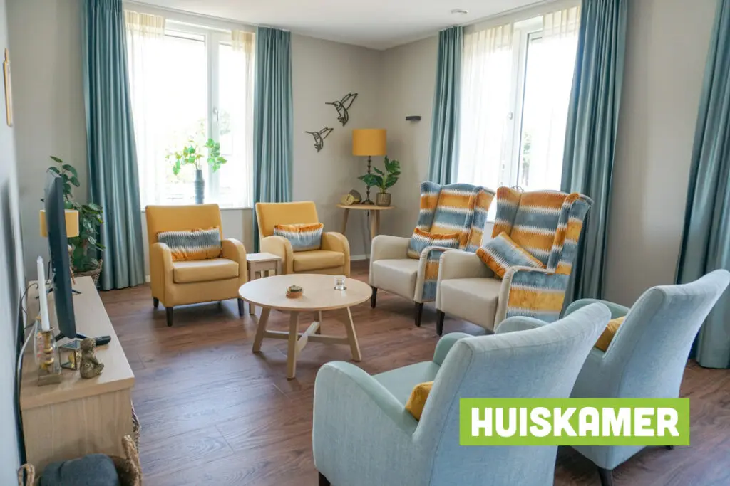 Een foto van de gezellige en knusse inrichting van Het Siterhuis waar mensen met dementie kleinschalig wonen, anders dan in een verzorgingshuis