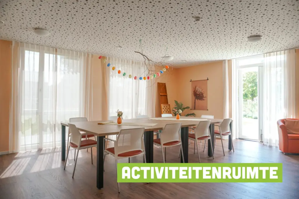 Een foto van de gezellige en knusse inrichting van Het Siterhuis waar mensen met dementie kleinschalig wonen, anders dan in een verzorgingshuis