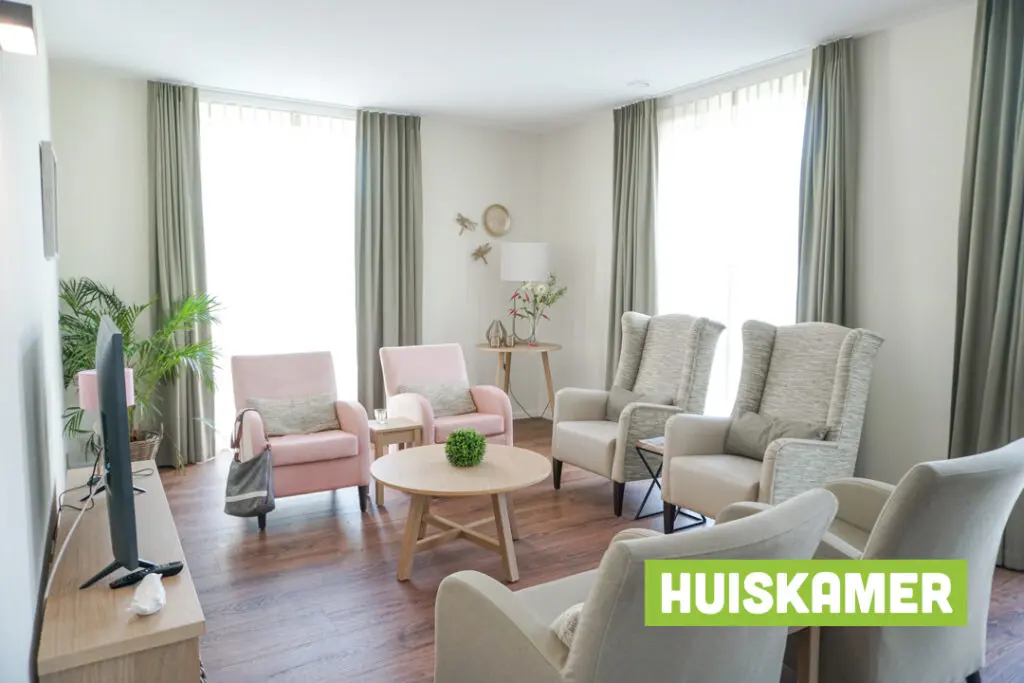 Een foto van de gezellige en knusse inrichting van Het Siterhuis waar mensen met dementie kleinschalig wonen, anders dan in een verzorgingshuis