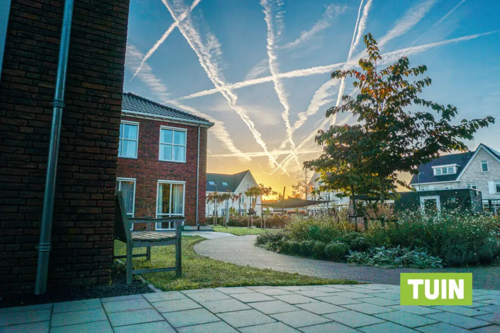 Een foto van de tuin van Het Merwedehuis van Dagelijks Leven waar mensen met dementie kleinschalig en betaalbaar wonen in een particuliere zorginstelling