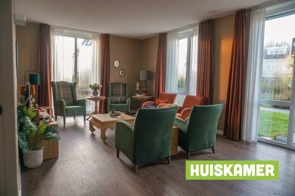 Een foto van de gezellige en knusse inrichting van Het Merwedehuis waar mensen met dementie kleinschalig wonen, anders dan in een verzorgingshuis