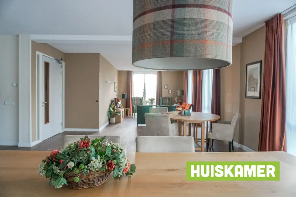 Een foto van de gezellige en knusse inrichting van Het Merwedehuis waar mensen met dementie kleinschalig wonen, anders dan in een verzorgingshuis