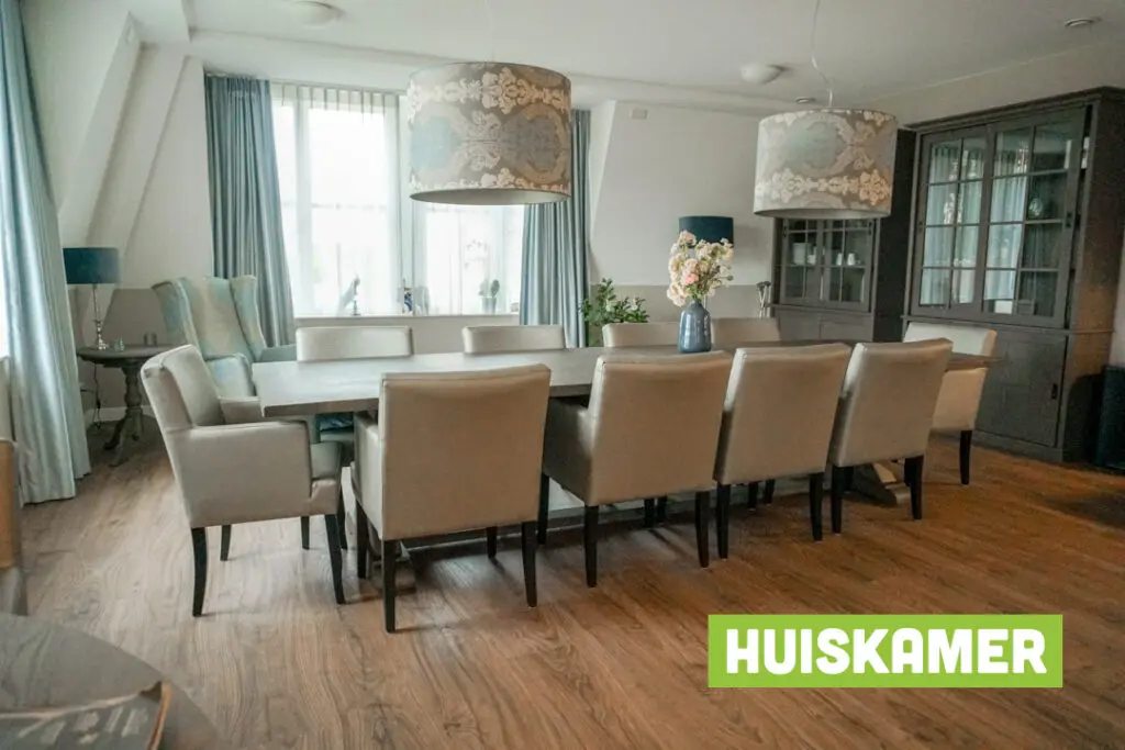 Een foto van de gezellige en knusse inrichting van Het Enkhuis waar mensen met dementie kleinschalig wonen, anders dan in een verzorgingshuis