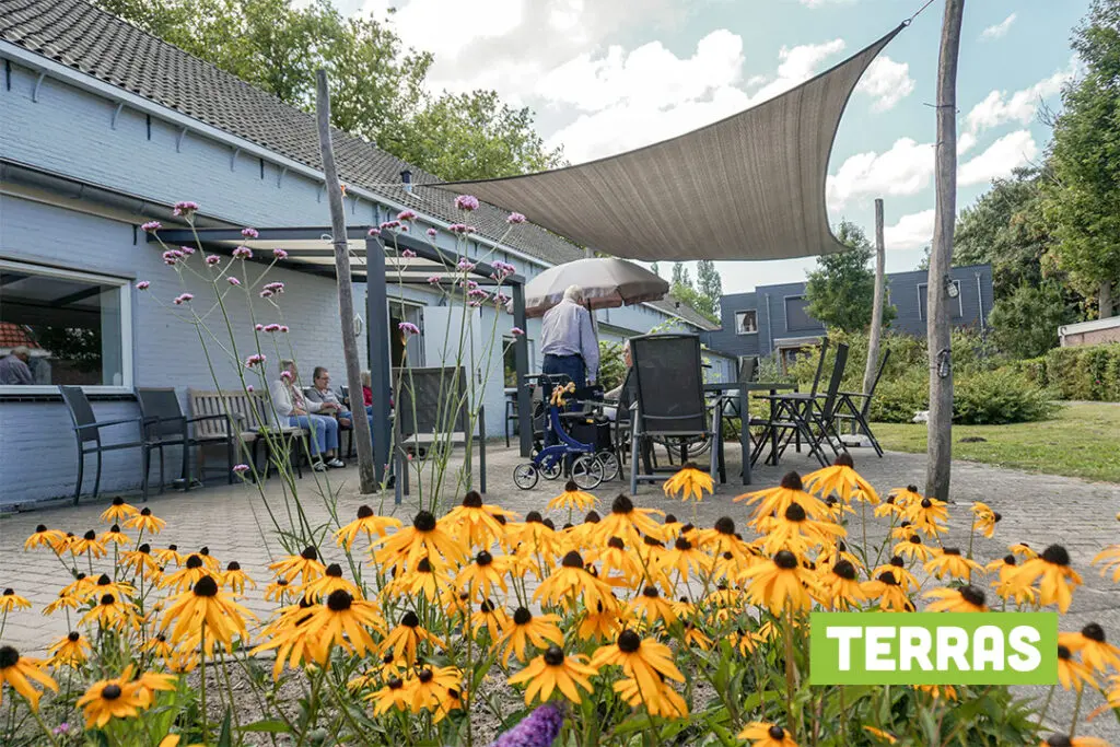 Een foto van de tuin van Het Vredehofhuis van Dagelijks Leven waar mensen met dementie kleinschalig en betaalbaar wonen in een particuliere zorginstelling