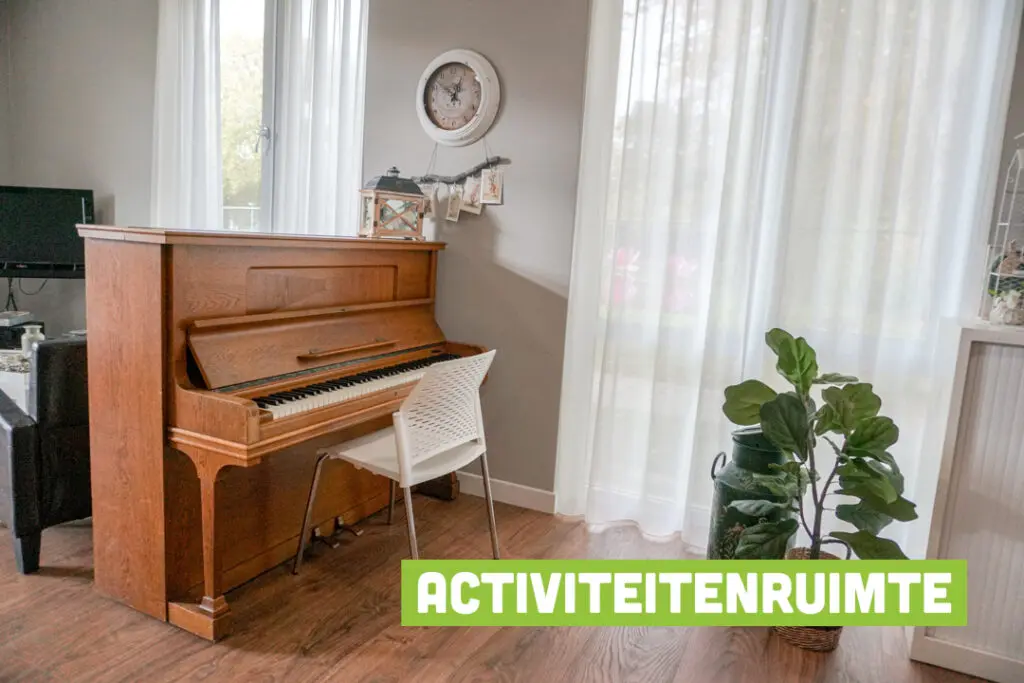 Een foto van de gezellige en knusse inrichting van Het Voetelinkhuis waar mensen met dementie kleinschalig wonen, anders dan in een verzorgingshuis