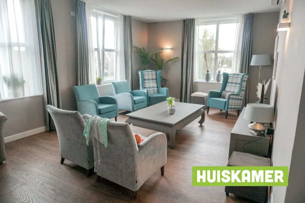 Een foto van de gezellige en knusse inrichting van Het Voetelinkhuis waar mensen met dementie kleinschalig wonen, anders dan in een verzorgingshuis