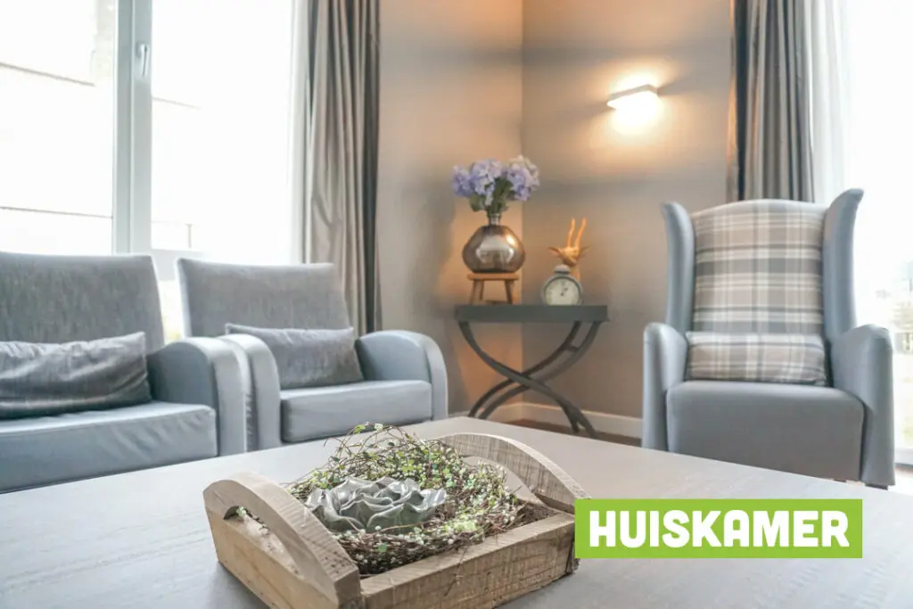 Een foto van de gezellige en knusse inrichting van Het Voetelinkhuis waar mensen met dementie kleinschalig wonen, anders dan in een verzorgingshuis
