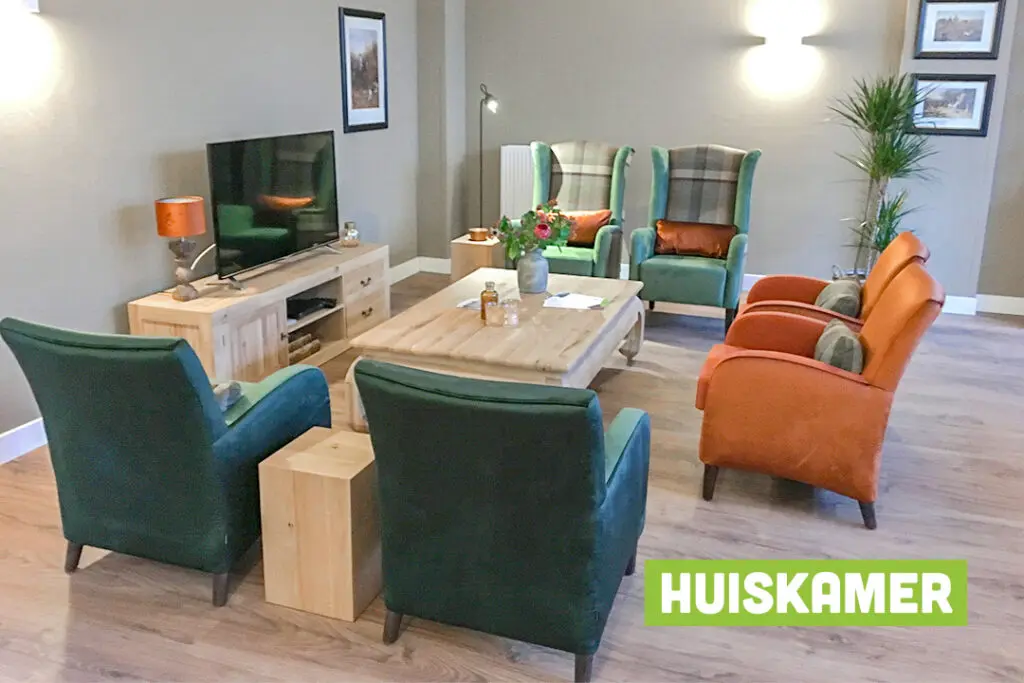 Een foto van de gezellige en knusse inrichting van Het Annahuis waar mensen met dementie kleinschalig wonen, anders dan in een verzorgingshuis