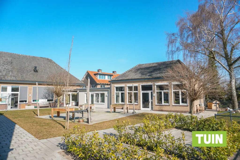 Een foto van de tuin van Het Hovenhuis van Dagelijks Leven waar mensen met dementie kleinschalig en betaalbaar wonen in een particuliere zorginstelling