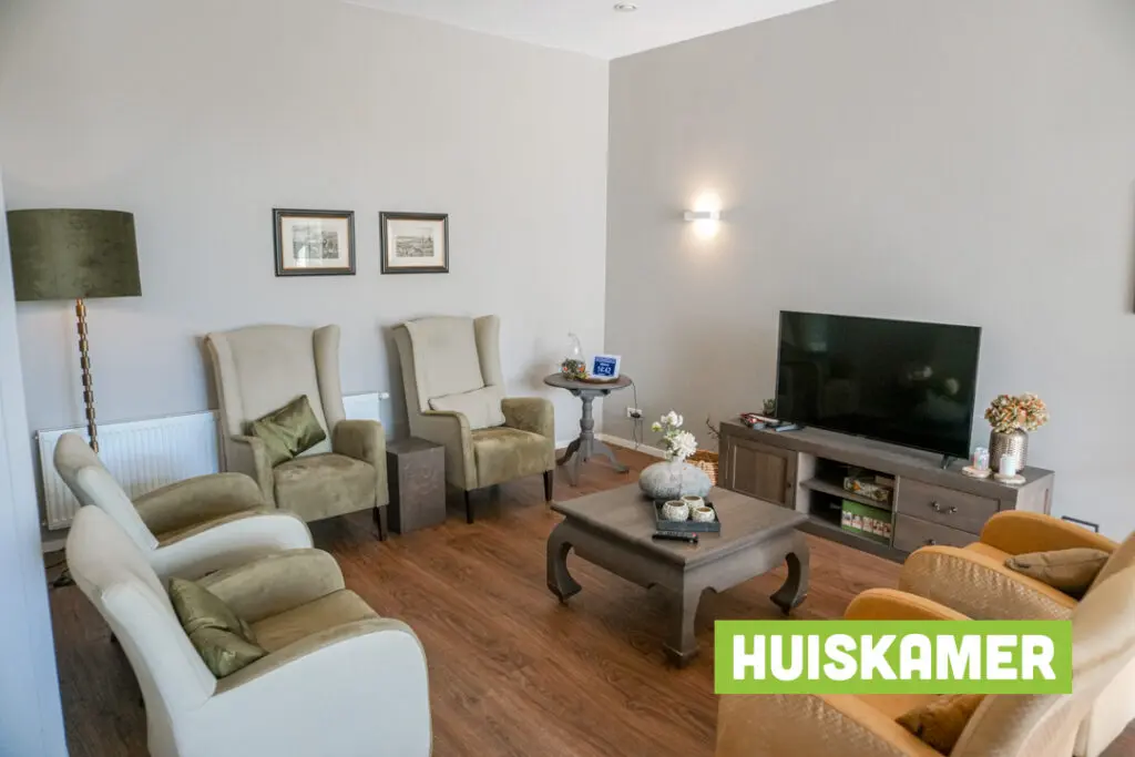 Een foto van de gezellige en knusse inrichting van Het Hovenhuis waar mensen met dementie kleinschalig wonen, anders dan in een verzorgingshuis