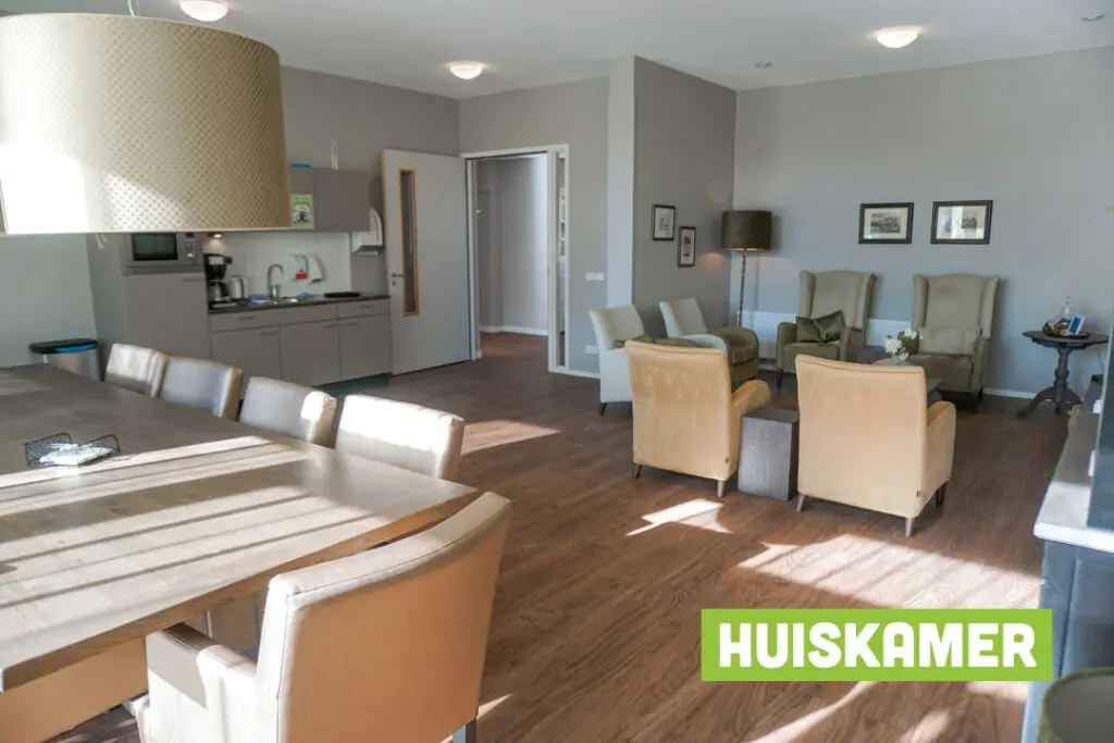Een foto van de gezellige en knusse inrichting van Het Hovenhuis waar mensen met dementie kleinschalig wonen, anders dan in een verzorgingshuis