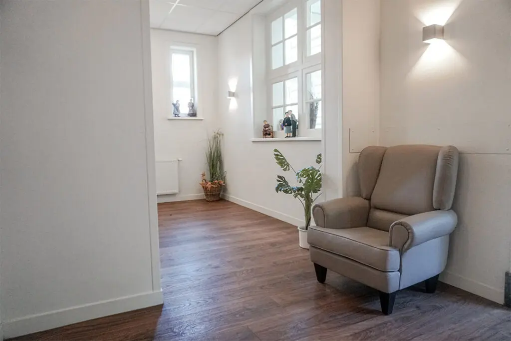 Een foto van de gezellige en knusse inrichting van Het Van Coothhuis waar mensen met dementie kleinschalig wonen, anders dan in een verzorgingshuis