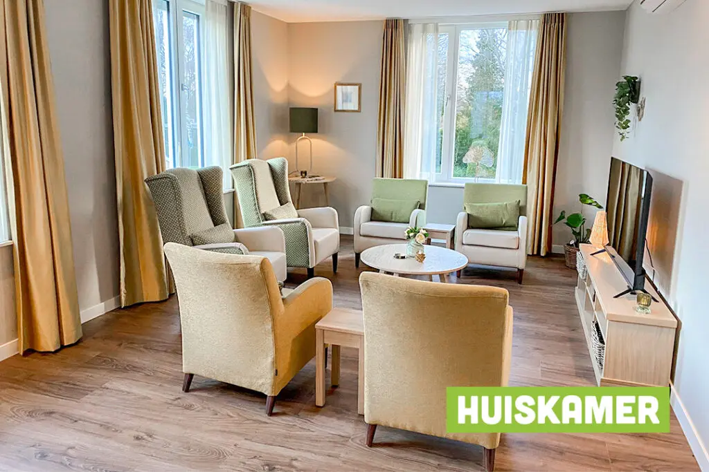 Een foto van de gezellige en knusse inrichting van Het Nijlandhuis waar mensen met dementie kleinschalig wonen, anders dan in een verzorgingshuis