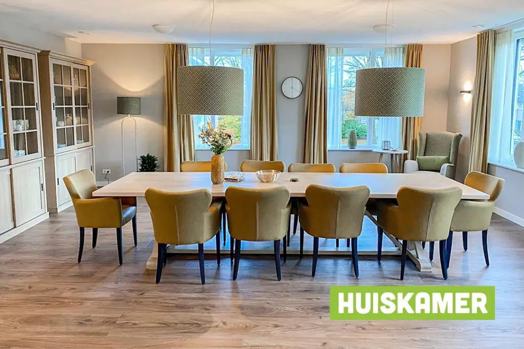 Een foto van de gezellige en knusse inrichting van Het Nijlandhuis waar mensen met dementie kleinschalig wonen, anders dan in een verzorgingshuis