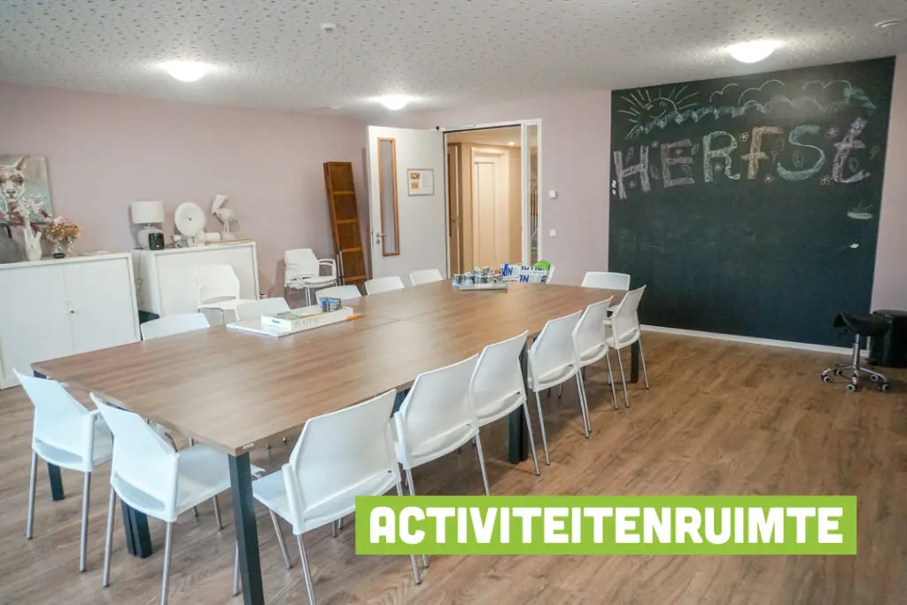 Een foto van de gezellige en knusse inrichting van Het Rooyhuis waar mensen met dementie kleinschalig wonen, anders dan in een verzorgingshuis