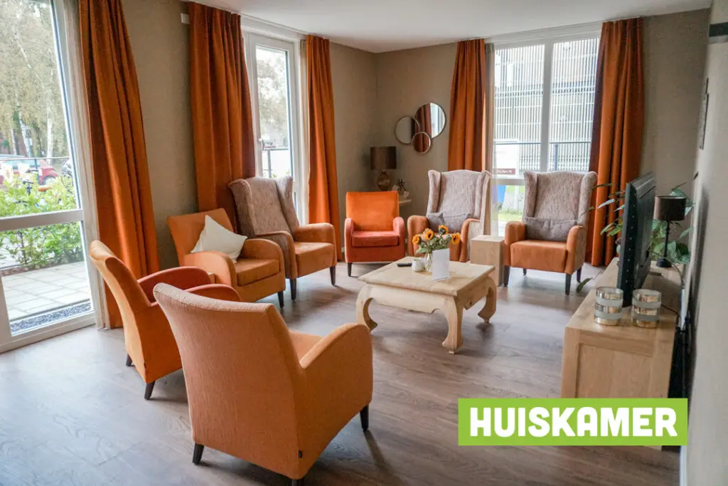 Een foto van de gezellige en knusse inrichting van Het Rooyhuis waar mensen met dementie kleinschalig wonen, anders dan in een verzorgingshuis