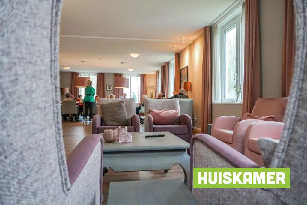 Een foto van de gezellige en knusse inrichting van Het Rooyhuis waar mensen met dementie kleinschalig wonen, anders dan in een verzorgingshuis