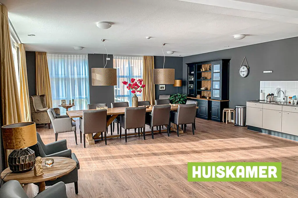 Een foto van de gezellige en knusse inrichting van Het Tryneshuis waar mensen met dementie kleinschalig wonen, anders dan in een verzorgingshuis
