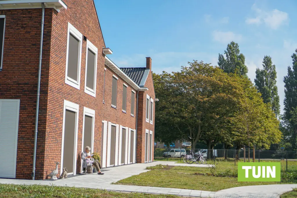 Een foto van de tuin van Het Bonedijkehuis van Dagelijks Leven waar mensen met dementie kleinschalig en betaalbaar wonen in een particuliere zorginstelling
