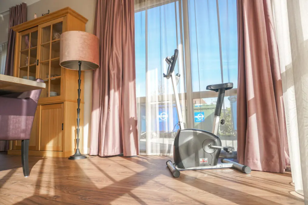 Een foto van de gezellige en knusse inrichting van Het Hyacintenhuis waar mensen met dementie kleinschalig wonen, anders dan in een verzorgingshuis