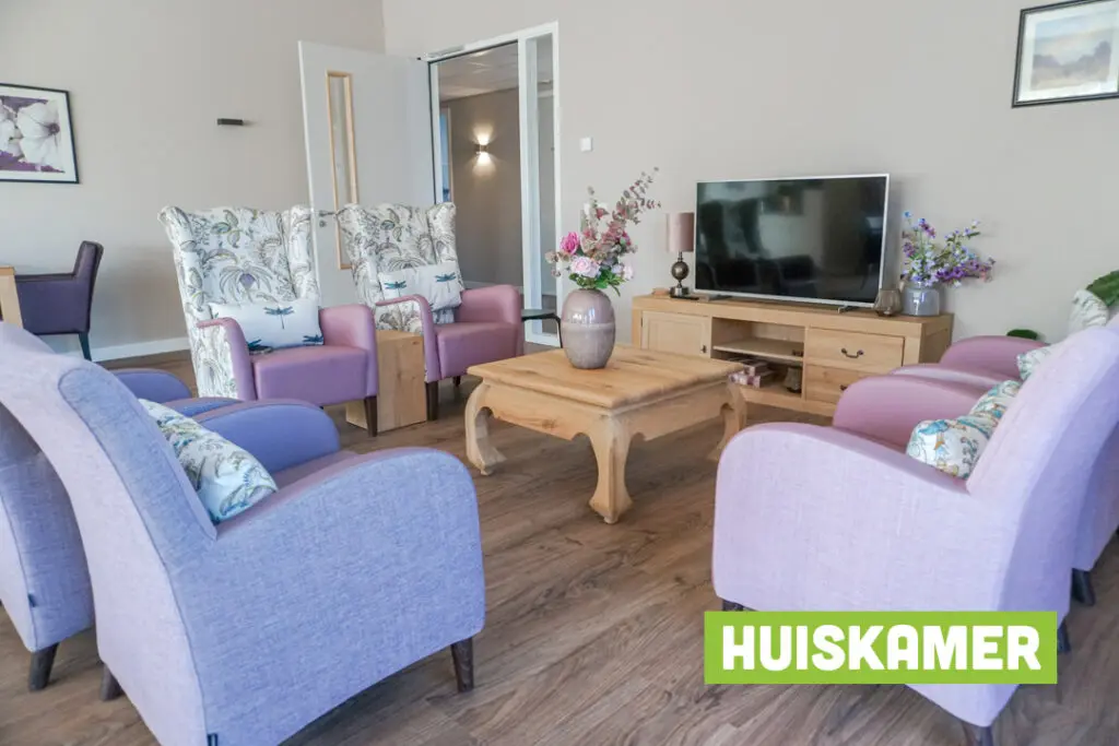 Een foto van de gezellige en knusse inrichting van Het Hyacintenhuis waar mensen met dementie kleinschalig wonen, anders dan in een verzorgingshuis