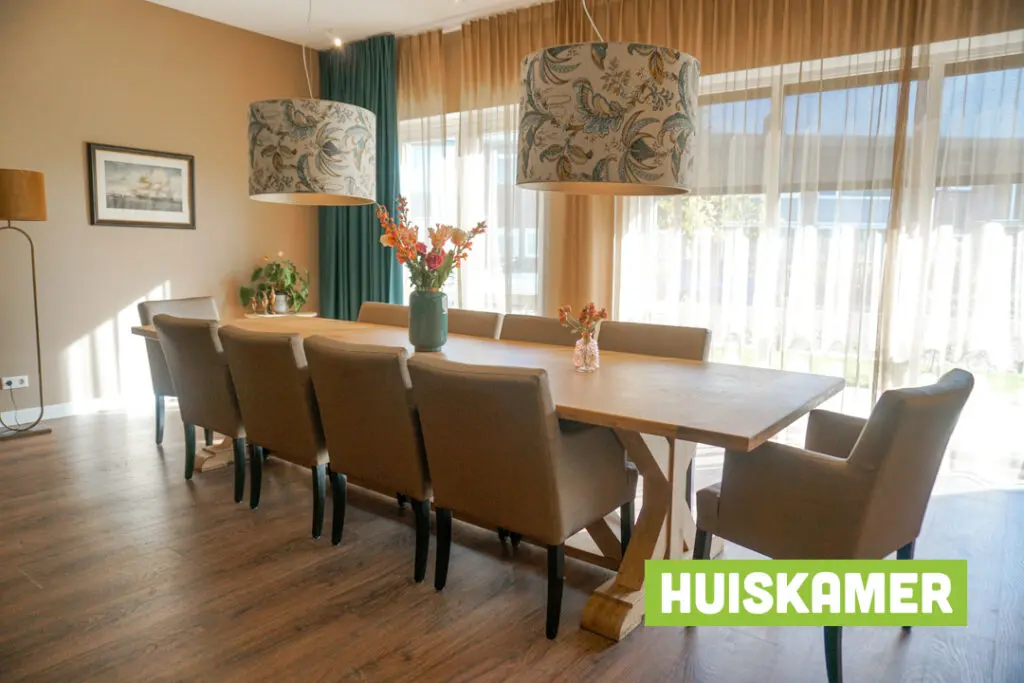 Een foto van de gezellige en knusse inrichting van Het Hyacintenhuis waar mensen met dementie kleinschalig wonen, anders dan in een verzorgingshuis