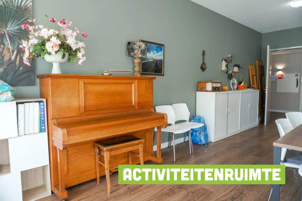 Een foto van de gezellige en knusse inrichting van Het Hyacintenhuis waar mensen met dementie kleinschalig wonen, anders dan in een verzorgingshuis