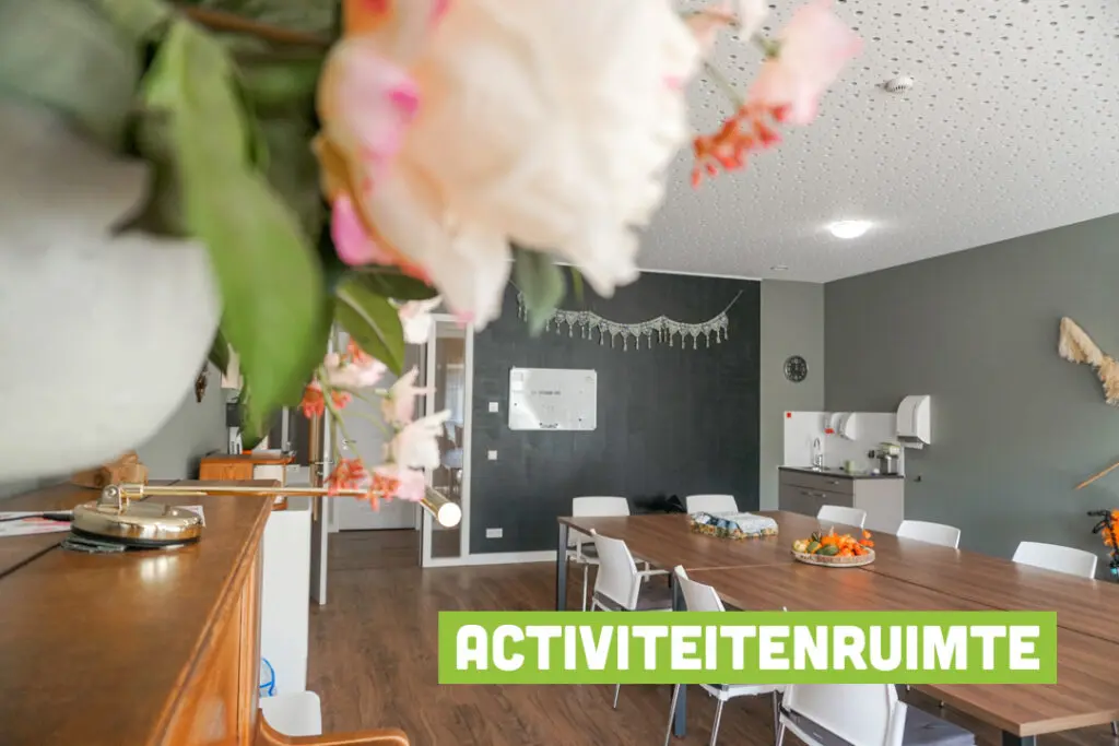 Een foto van de gezellige en knusse inrichting van Het Hyacintenhuis waar mensen met dementie kleinschalig wonen, anders dan in een verzorgingshuis