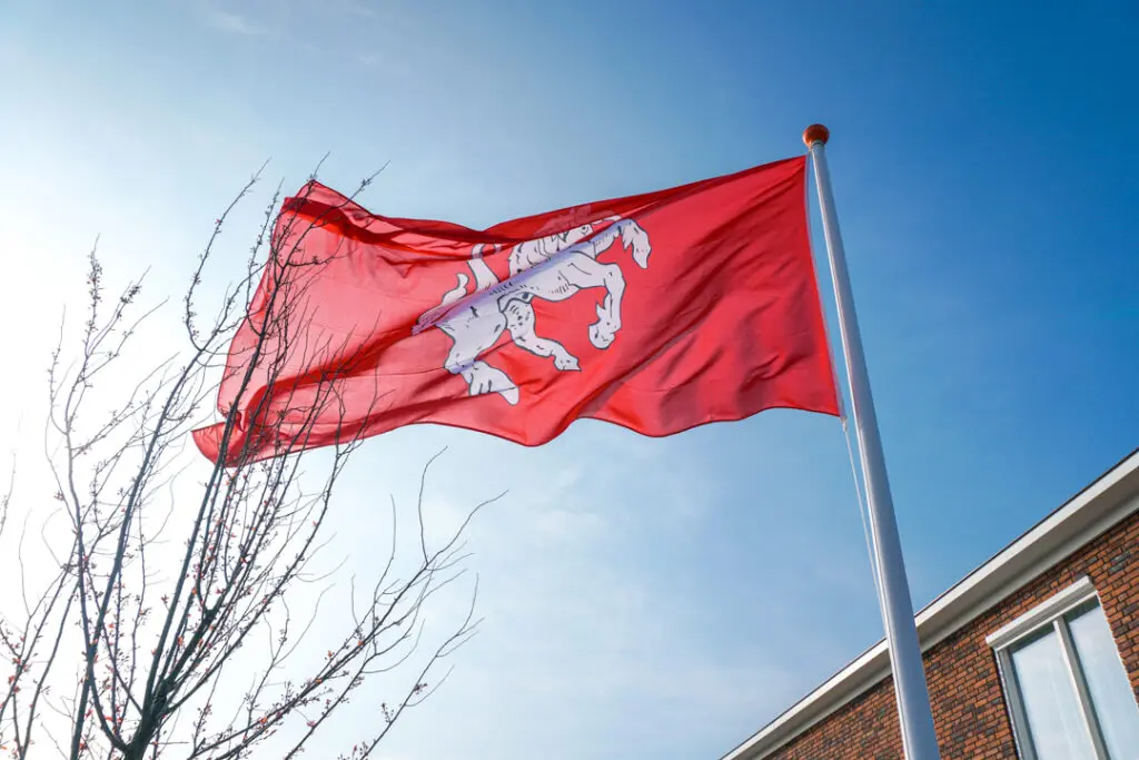 Een foto van een Twentse vlag bij Het Beekdalhuis van Dagelijks Leven waar mensen met dementie kleinschalig en betaalbaar wonen in een particuliere zorginstelling