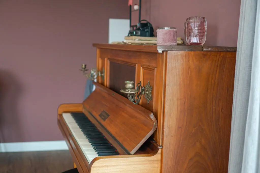 Een foto van de gezellige en knusse inrichting van Het Beekdalhuis waar mensen met dementie kleinschalig wonen, anders dan in een verzorgingshuis
