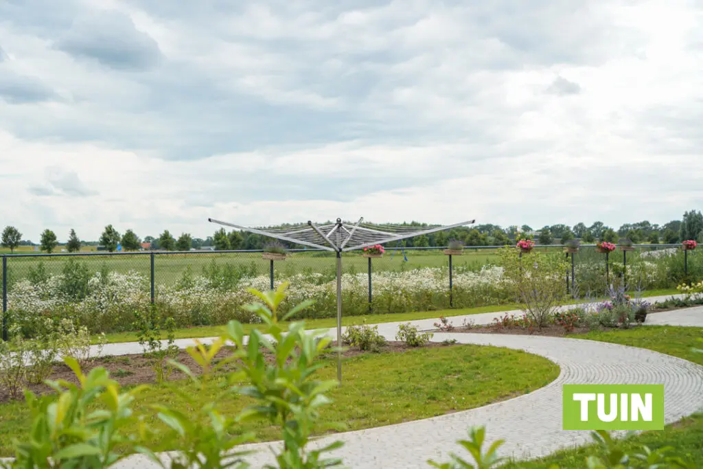 Een foto van de tuin van Het Beekdalhuis van Dagelijks Leven waar mensen met dementie kleinschalig en betaalbaar wonen in een particuliere zorginstelling