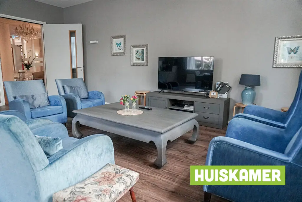 Een foto van de gezellige en knusse inrichting van Het Prins Hendrikhuis waar mensen met dementie kleinschalig wonen, anders dan in een verzorgingshuis