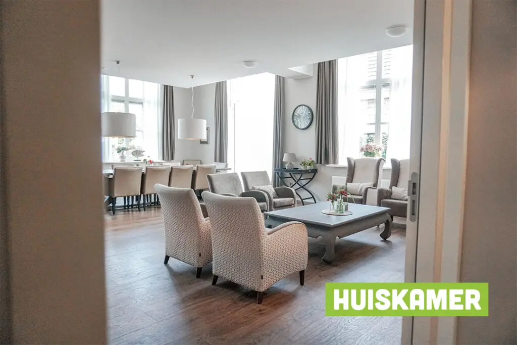 Een foto van de gezellige en knusse inrichting van Het Prins Hendrikhuis waar mensen met dementie kleinschalig wonen, anders dan in een verzorgingshuis